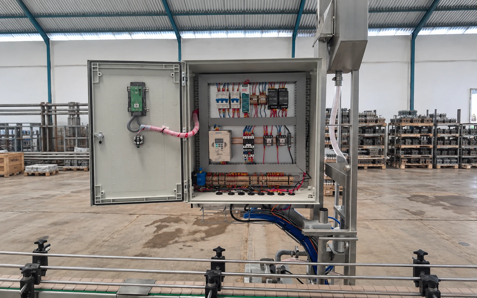 Tablero eléctrico abierto con cableado, protecciones y componentes de control industrial