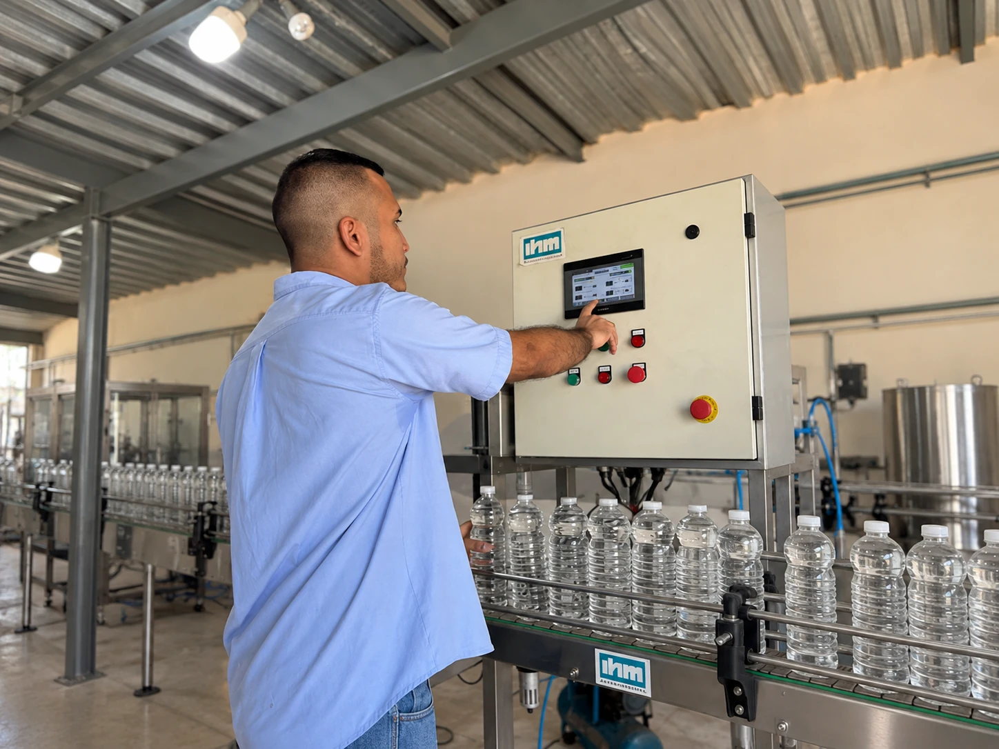 Técnico de IHM ajustando los parámetros de una máquina desde su pantalla HMI
